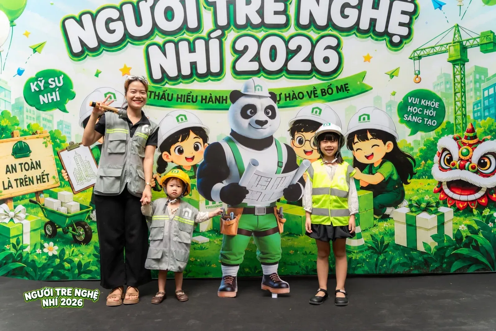 Các thiên thần nhỏ được khoác lên mình chiếc áo phản quang, đội chiếc mũ bảo hộ để hóa thân thành những Người Tre Nghệ thực thụ