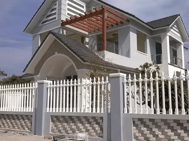 Chiều cao của hàng rào cần phù hợp với diện tích ngôi nhà