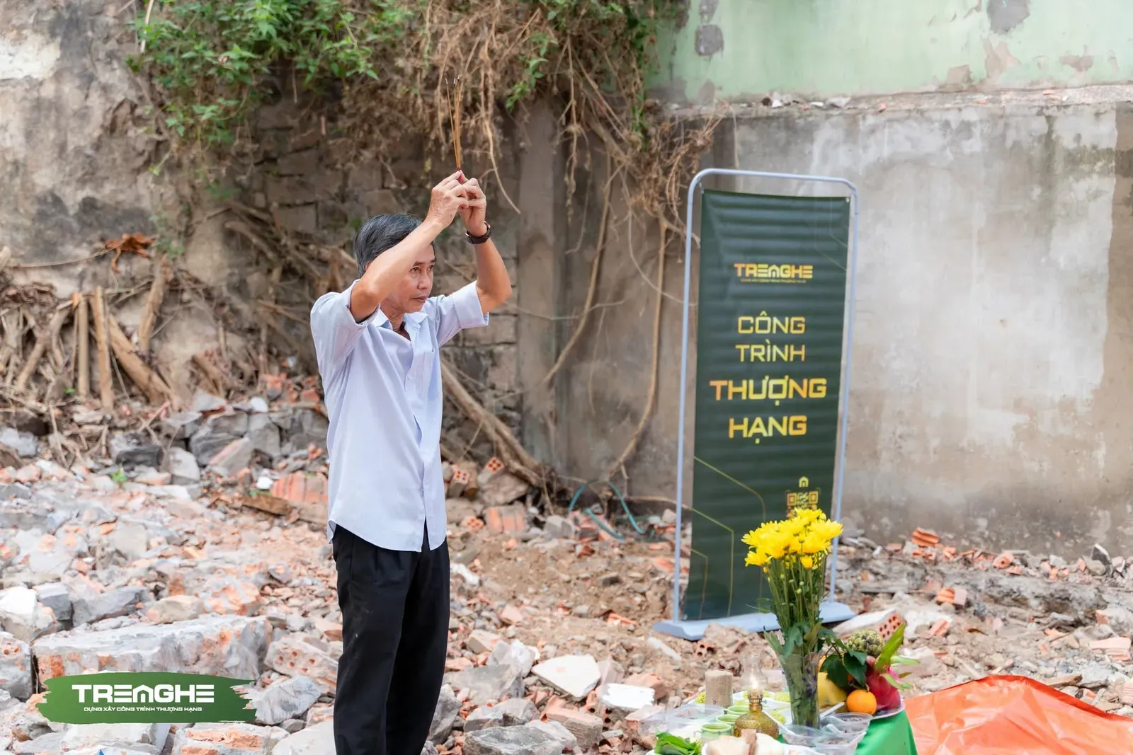Chủ đầu tư thành kính thực hiện nghi thức tâm linh truyền thống trong ngày lành khởi công biệt thự L'Villa.