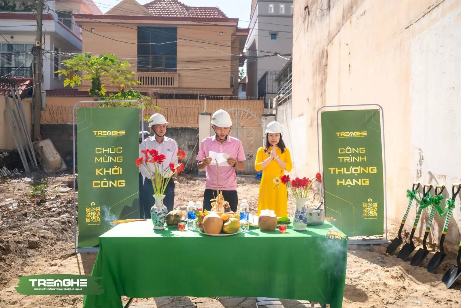 Chủ đầu tư thực hiện nghi thức đọc văn khấn khởi công nhằm cầu mong quá trình xây dựng diễn ra thuận lợi, an toàn.
