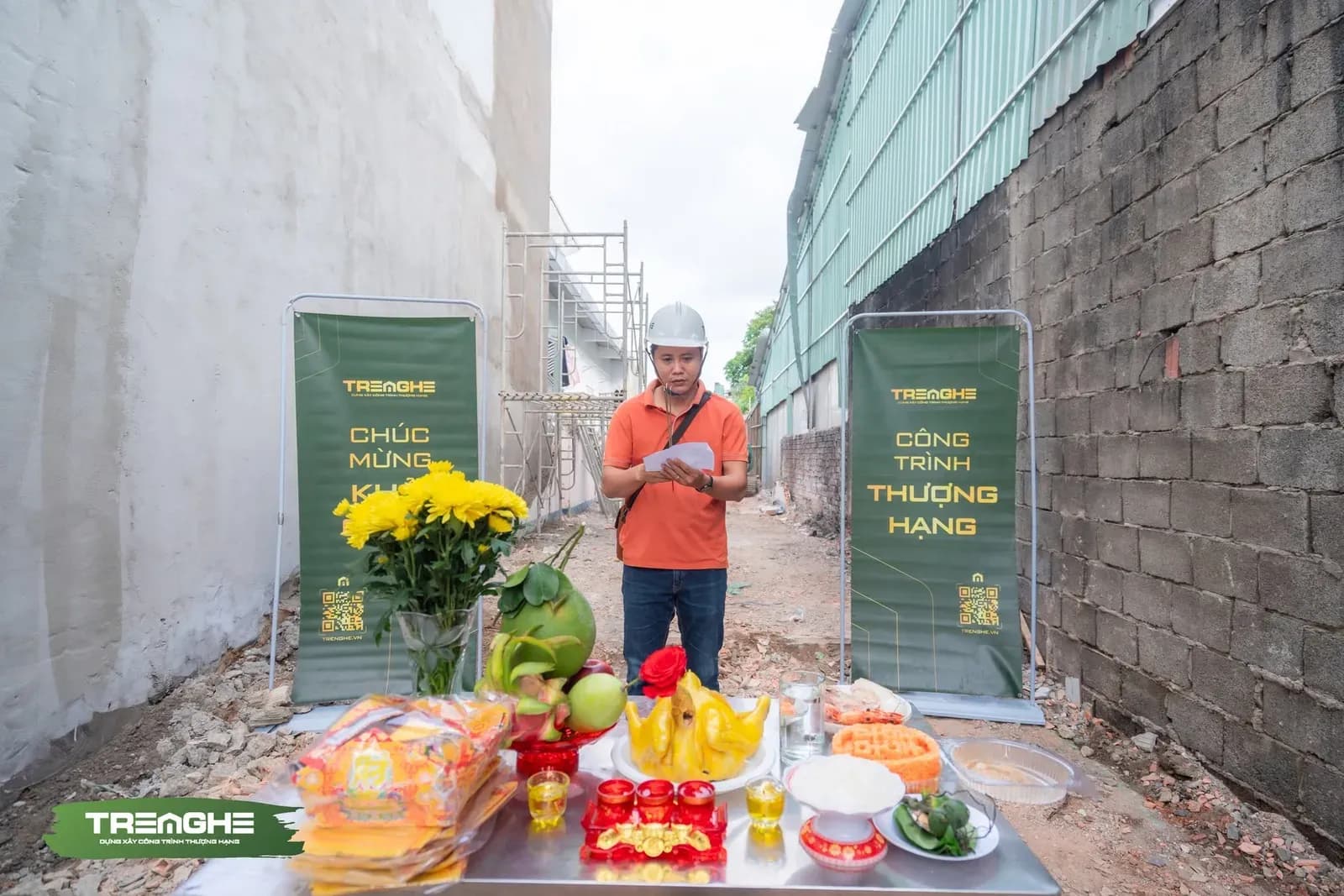 Chủ đầu tư thực hiện nghi thức đọc văn khấn khởi công nhằm cầu mong quá trình xây dựng diễn ra thuận lợi.