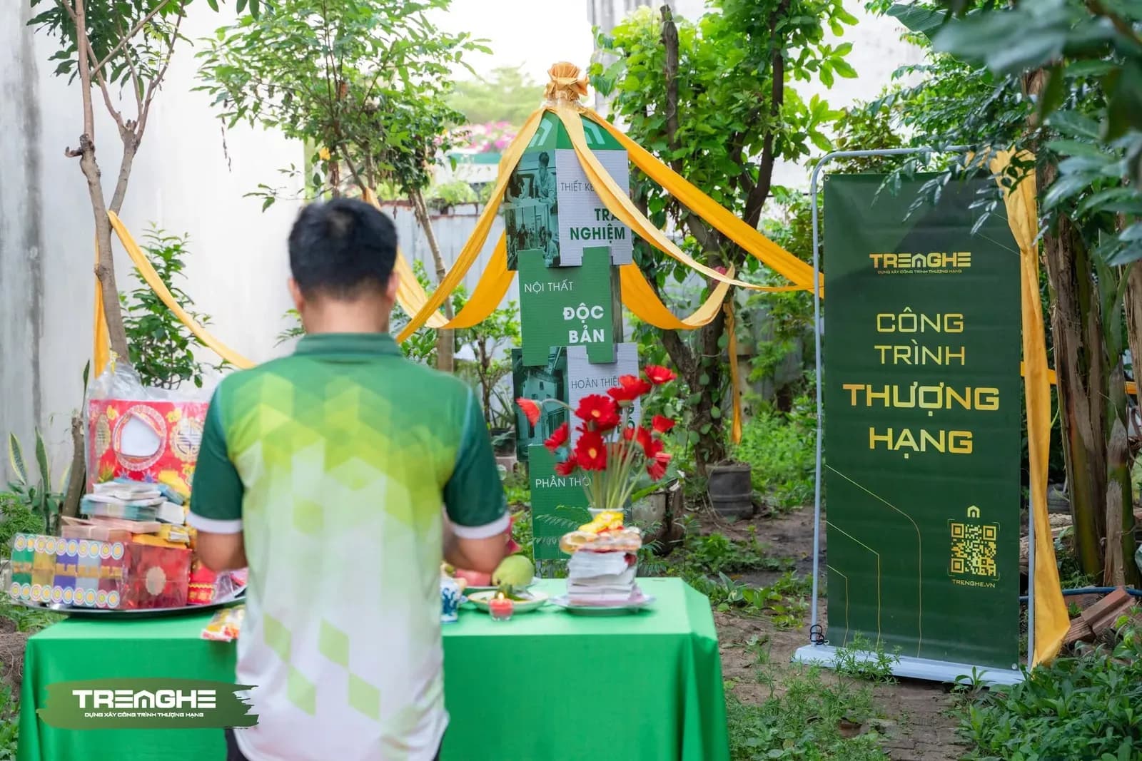Chủ đầu tư thực hiện nghi thức tâm linh truyền thống trước bàn cúng trong ngày lành khởi công ngôi nhà H'House.