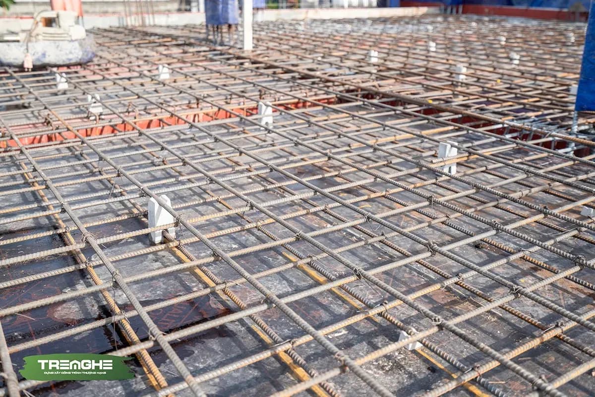 Con kê giúp cố định lớp khung thép không bị võng hay di chuyển khi tiến hành đổ bê tông