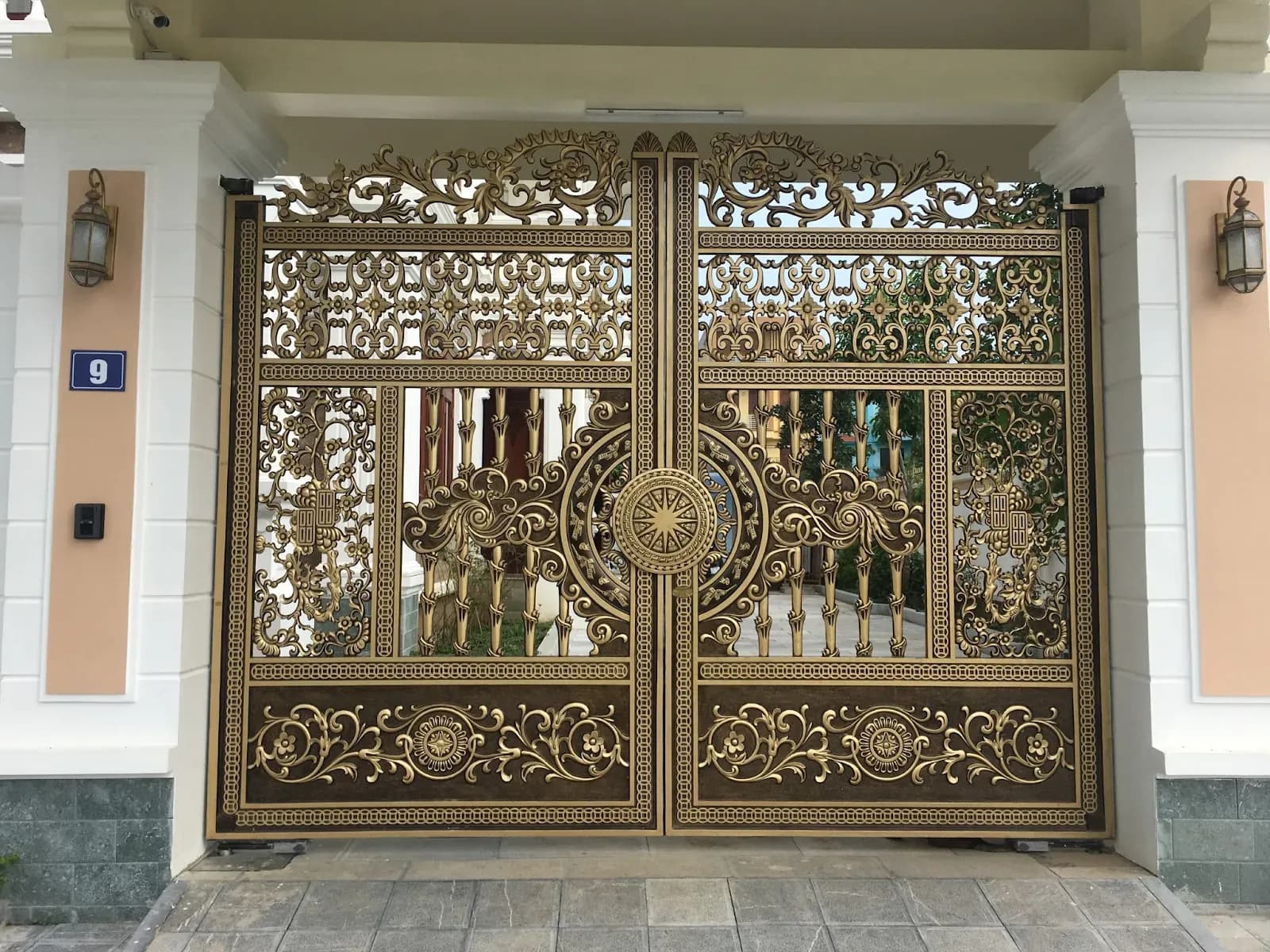 Cổng biệt thự nhôm đúc 2 cánh họa tiết cổ điển