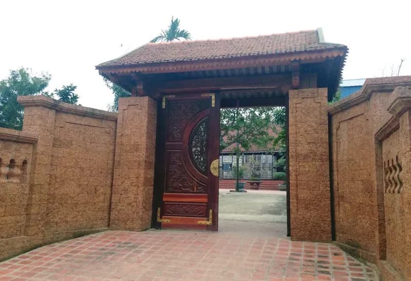Cổng gỗ 2 cánh hoa văn sang trọng
