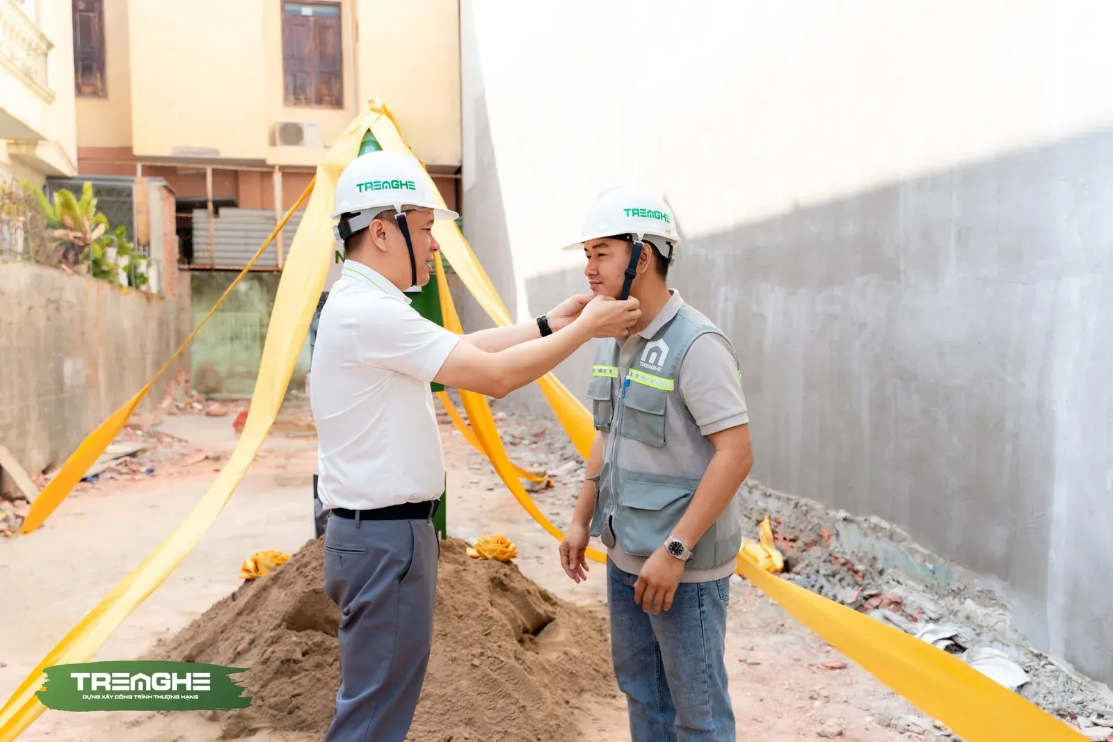 Công tác rà soát thiết bị bảo hộ lao động nhằm bảo đảm tiêu chuẩn an toàn kỹ thuật khắt khe trên công trường.
