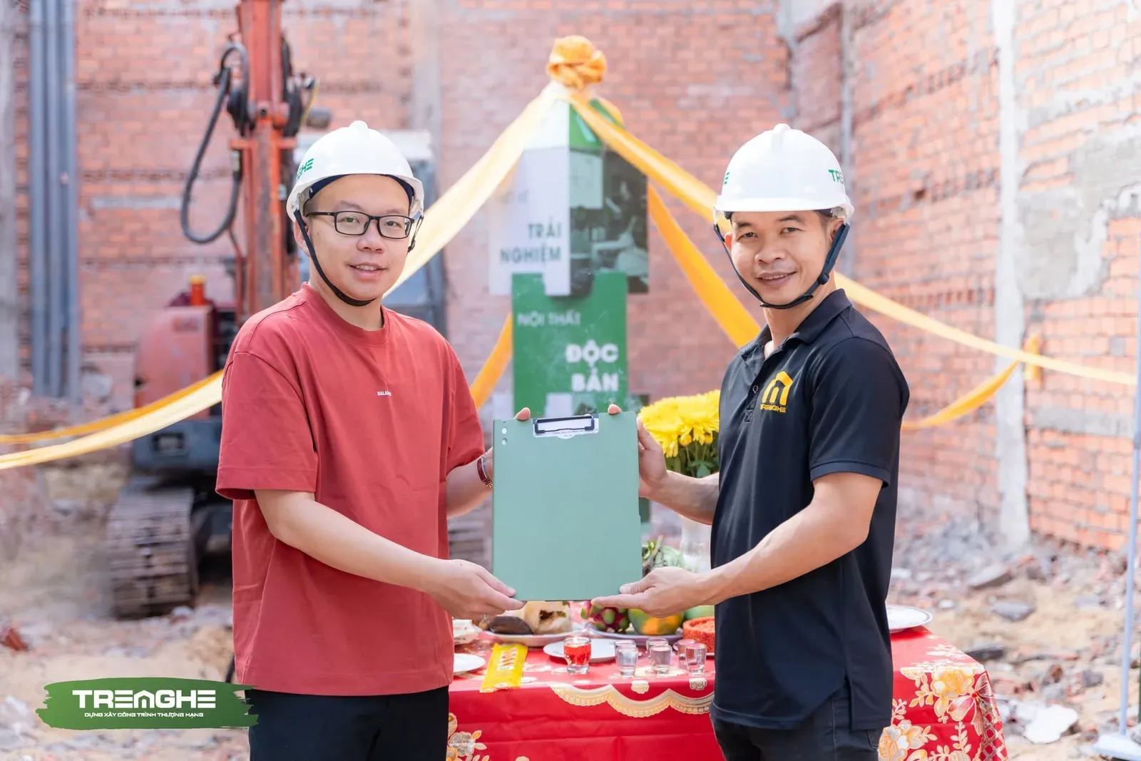 Cột mốc bàn giao biên bản khởi công, khẳng định cam kết về chất lượng và tiến độ từ nhà thầu.
