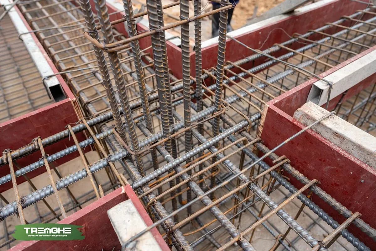 Cốt thép cần được xác định tim cột một cách chính xác sau đó tiến hành thi công sao cho đúng tiết diện và khoảng cách