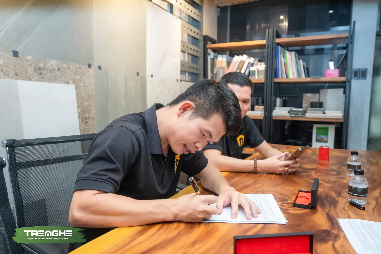 Đại diện ban quản lý kỹ thuật ký biên bản cam kết kiểm soát nghiêm ngặt quy trình thi công kết cấu công trình.