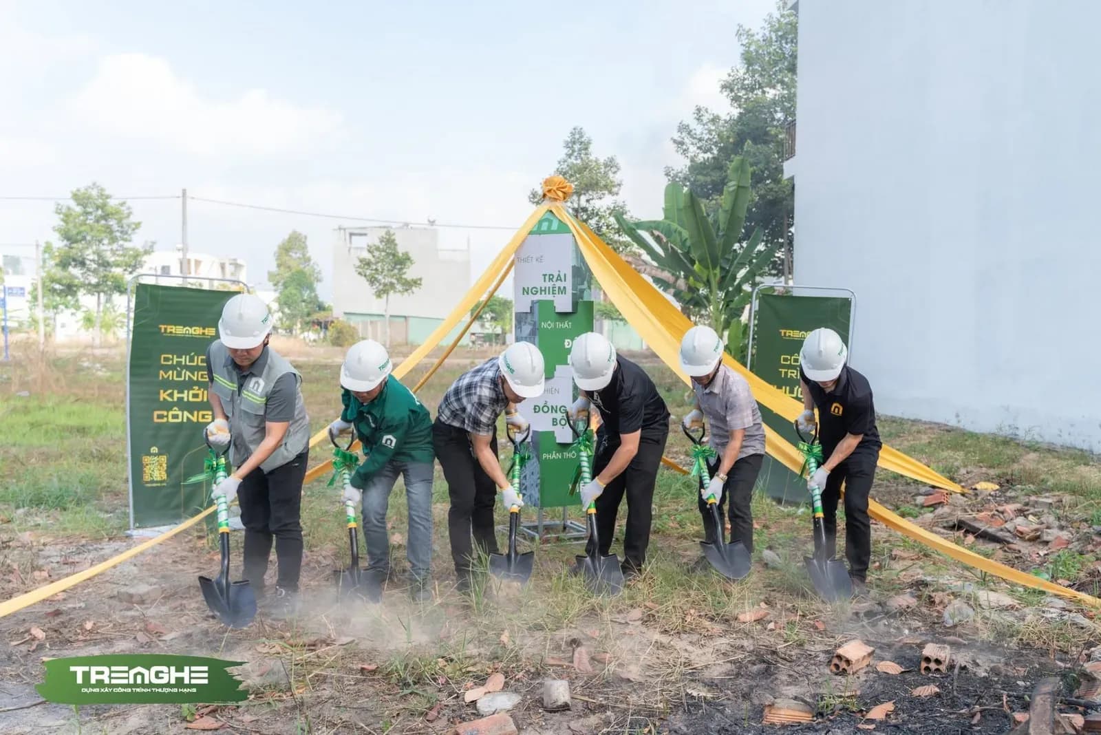 Đại diện chủ đầu tư cùng đội ngũ quản lý dự án thực hiện nghi thức động thổ công trình C'Villa.