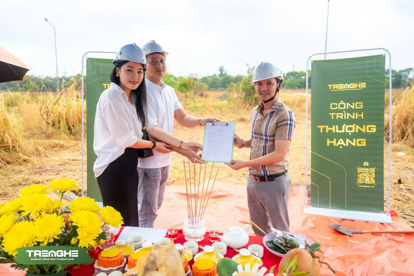 Đại diện đơn vị nhà thầu bàn giao hồ sơ kỹ thuật thi công và biên bản động thổ trực tiếp cho chủ đầu tư.
