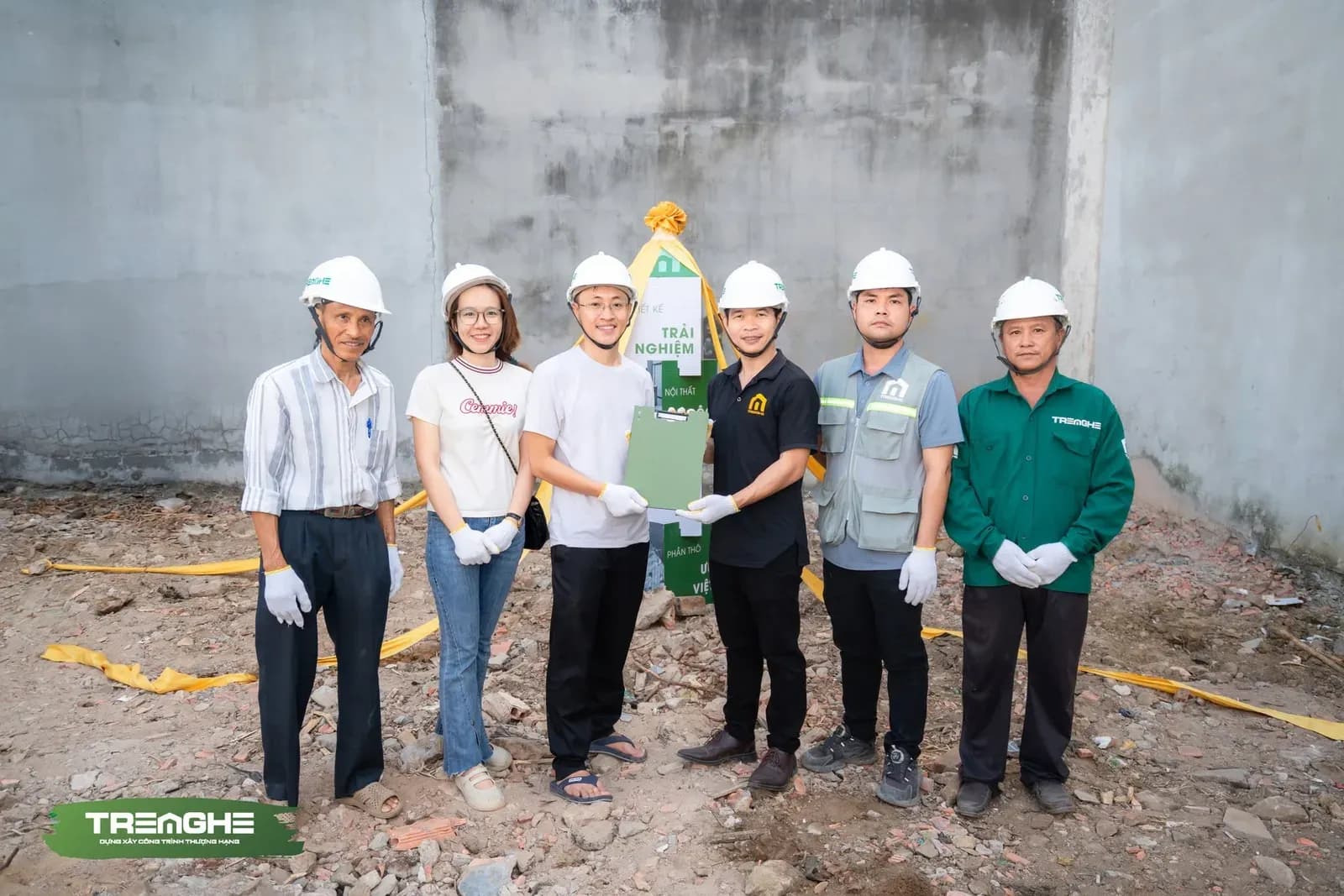 Đại diện đơn vị nhà thầu bàn giao hồ sơ kỹ thuật và biên bản khởi công trực tiếp cho chủ đầu tư.