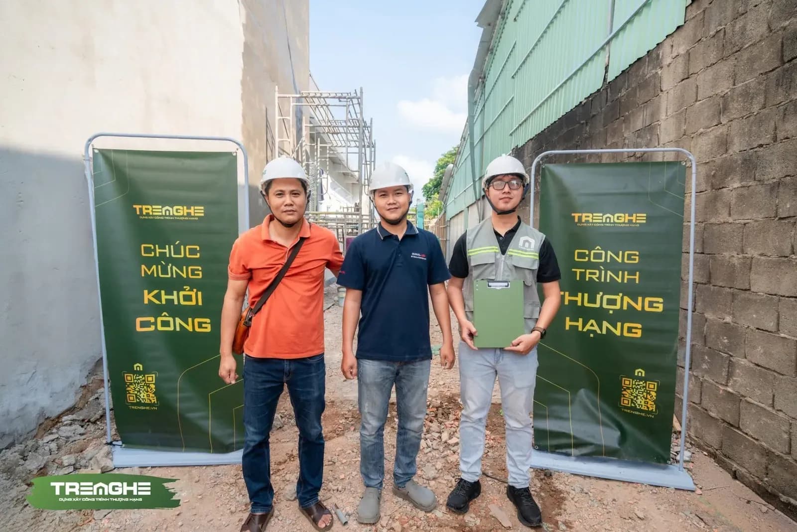Đại diện gia chủ cùng đội ngũ quản lý kỹ thuật chụp ảnh lưu niệm sau khi hoàn tất thủ tục bàn giao hồ sơ dự án D'House.
