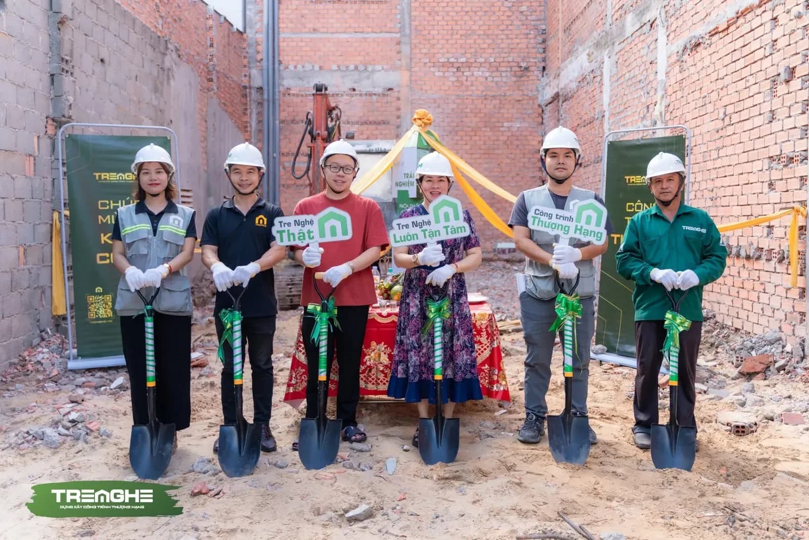 Đại diện gia chủ phối hợp cùng đơn vị nhà thầu sẵn sàng cho các hạng mục thi công đầu tiên.