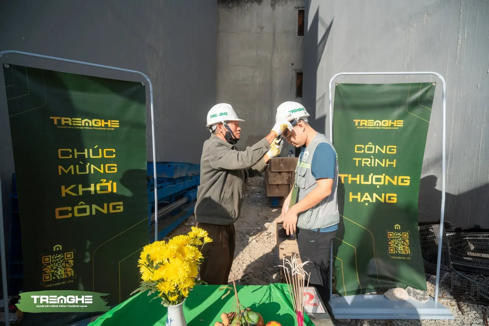Đại diện gia chủ thực hiện nghi thức cầu mong quá trình thi công xây dựng diễn ra hanh thông.