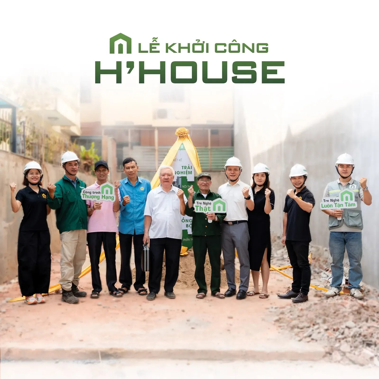 Đại diện gia đình chủ đầu tư cùng đội ngũ nhân sự thi công chụp ảnh lưu niệm ngày khởi công công trình.