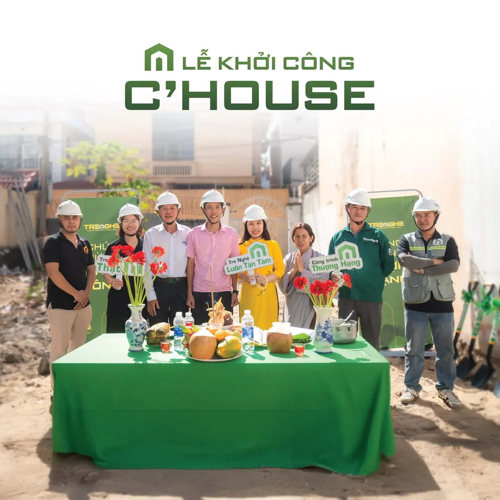 Đại diện gia đình chủ đầu tư cùng đội ngũ nhân sự thi công chụp ảnh lưu niệm tại lễ khởi công dự án C'House.