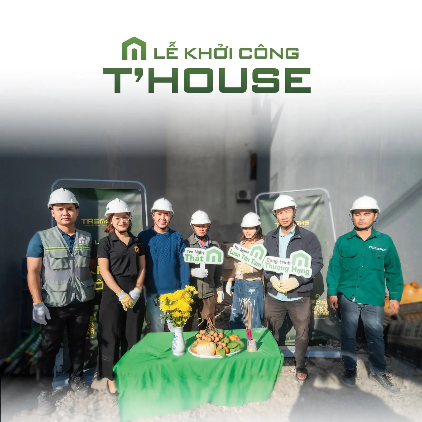 Đại diện gia đình chủ đầu tư cùng đội ngũ nhân sự thi công chụp ảnh lưu niệm tại lễ khởi công công trình T'House.