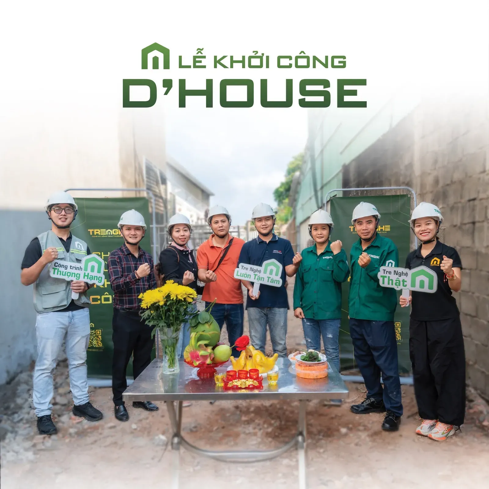Đại diện gia đình chủ đầu tư cùng đội ngũ nhân sự thi công chụp ảnh lưu niệm tại lễ khởi công dự án D'House.