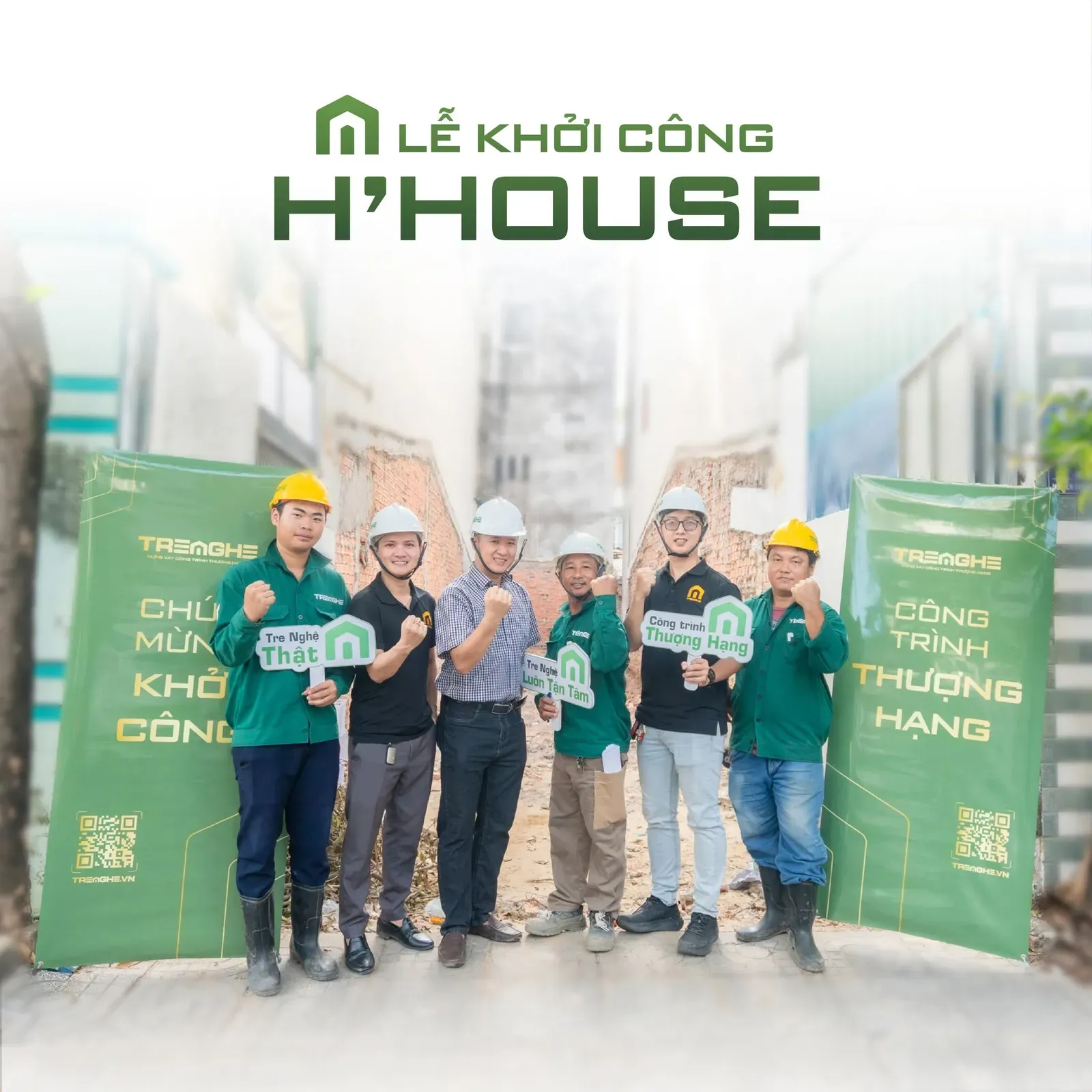 Đại diện gia đình chủ đầu tư cùng đội ngũ nhân sự Tre Nghệ chụp ảnh lưu niệm tại lễ khởi công công trình H'House.
