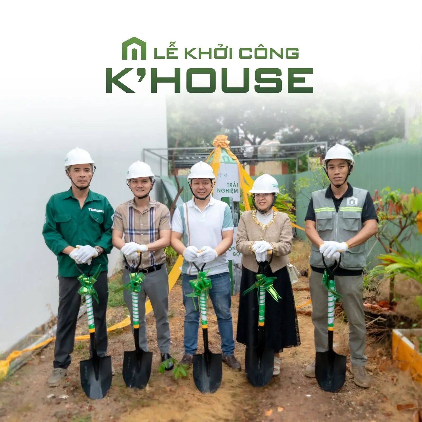 Đại diện gia đình chủ đầu tư cùng đội ngũ quản lý thi công chụp ảnh lưu niệm tại lễ khởi công công trình K'House.