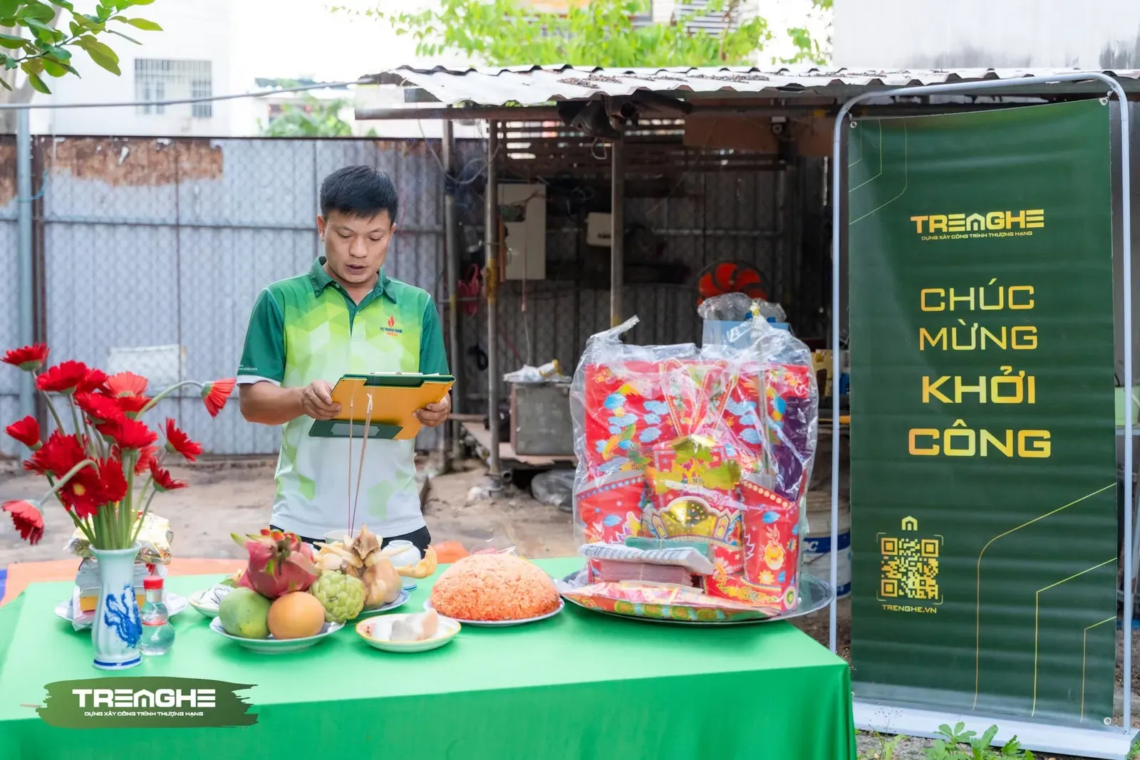 Đại diện gia đình đọc văn khấn khởi công nhằm cầu mong quá trình xây dựng tổ ấm diễn ra hanh thông, thuận lợi.
