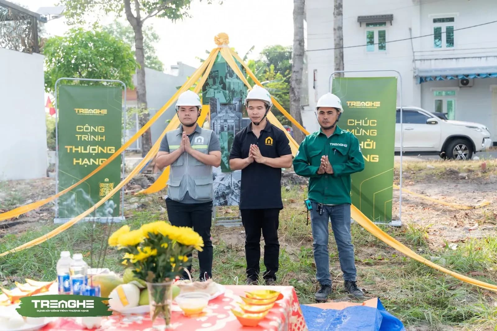 Đại diện nhà thầu thành kính thực hiện nghi thức tâm linh, cầu mong quá trình xây dựng diễn ra thuận lợi.