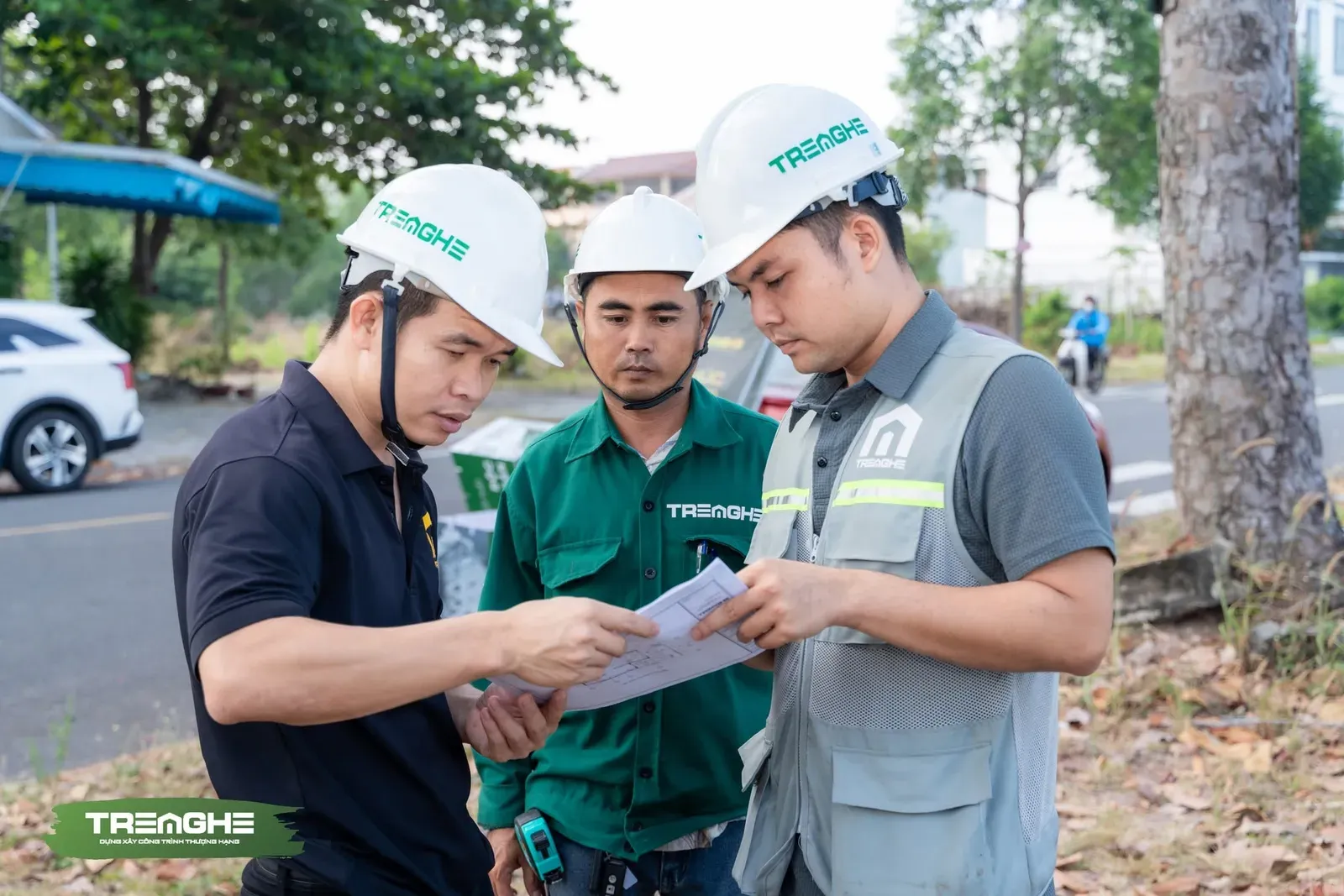 Đội ngũ kỹ sư hiện trường tiến hành đối chiếu và rà soát các thông số bản vẽ kỹ thuật của dự án C'Villa.