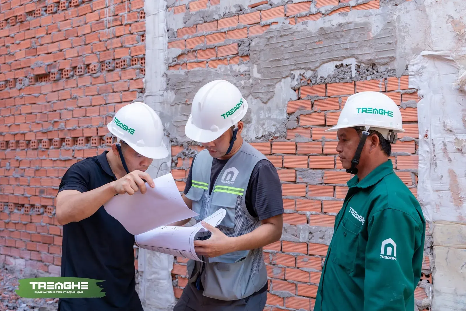 Đội ngũ kỹ sư tiến hành kiểm tra và đối chiếu bản vẽ thiết kế ngay tại hiện trường trước khi định vị công trình.