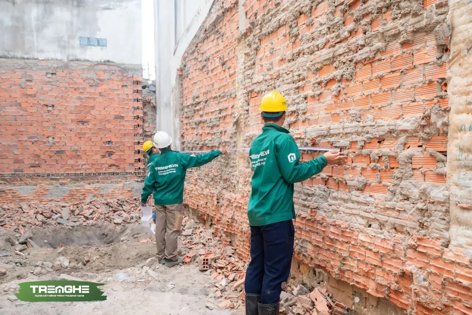 Đội ngũ kỹ thuật rà soát và kiểm tra hiện trạng hệ tường rào lân cận trước khi triển khai máy móc.