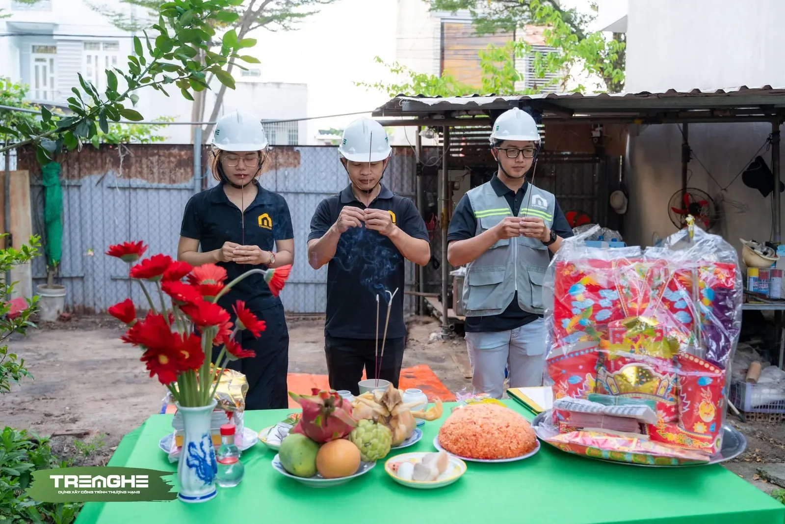 Đội ngũ nhân sự nhà thầu thành kính dâng hương, cam kết thực hiện công trình đạt chuẩn chất lượng kỹ thuật.