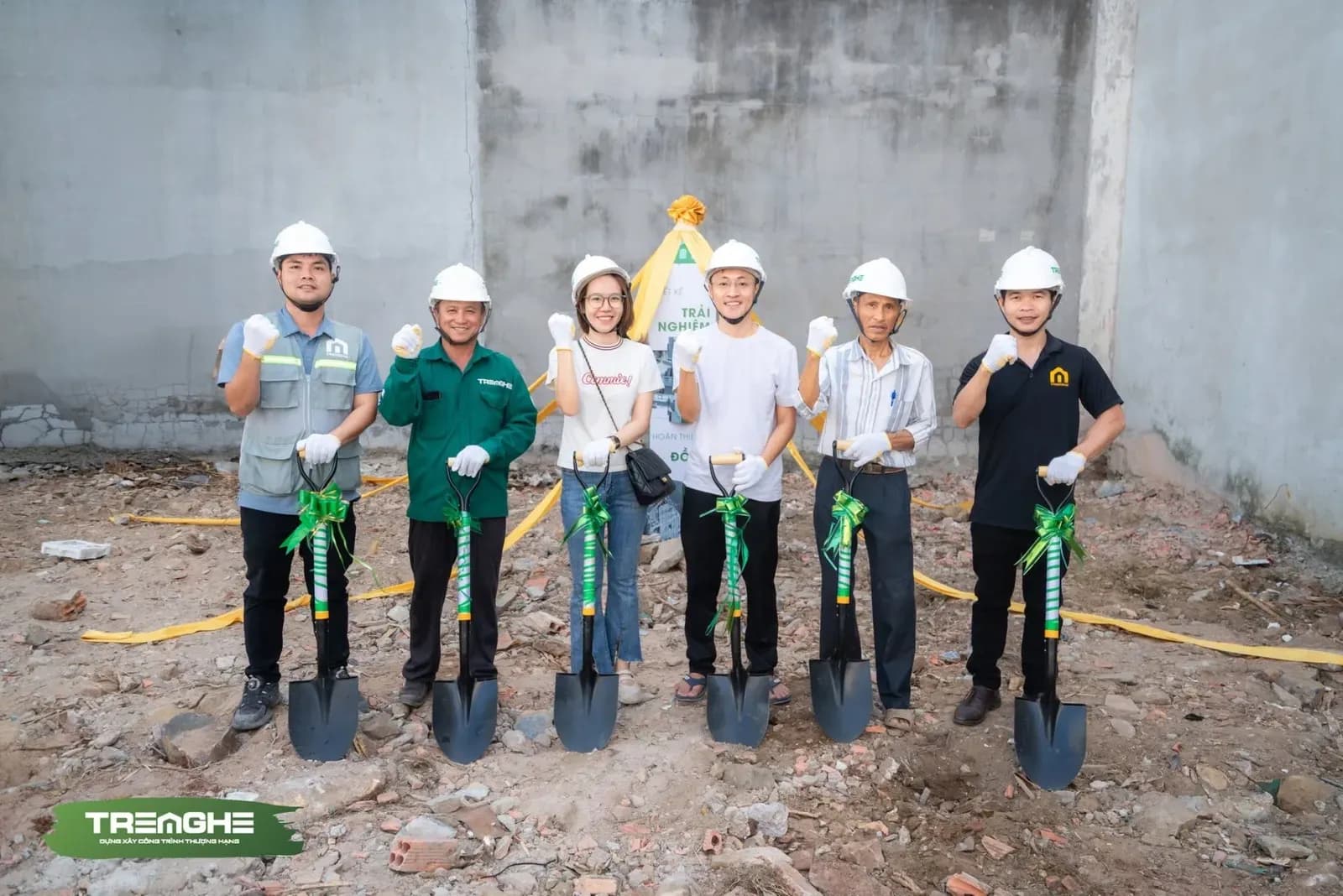 Đội ngũ quản lý dự án và đại diện gia chủ chụp ảnh lưu niệm ghi dấu cột mốc ngày khởi sự tổ ấm.