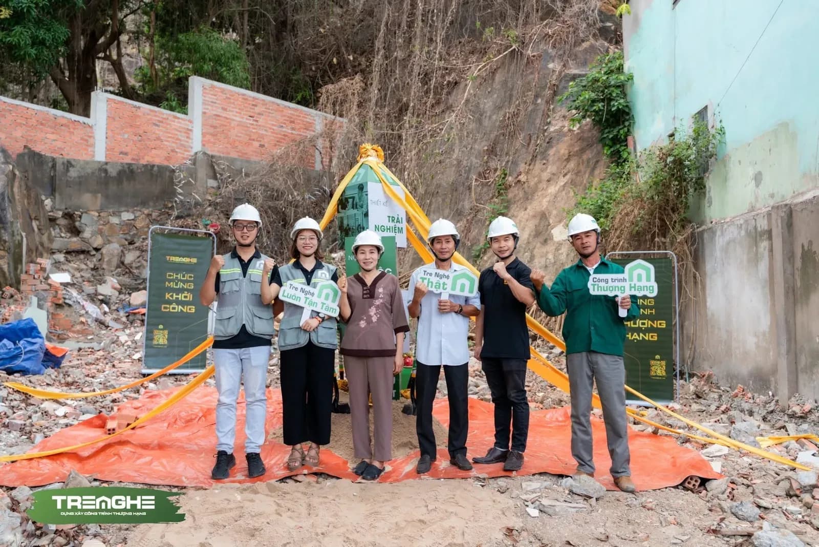 Đội ngũ thi công phối hợp chặt chẽ cùng gia chủ, khẳng định quyết tâm đưa công trình về đích đúng tiến độ.
