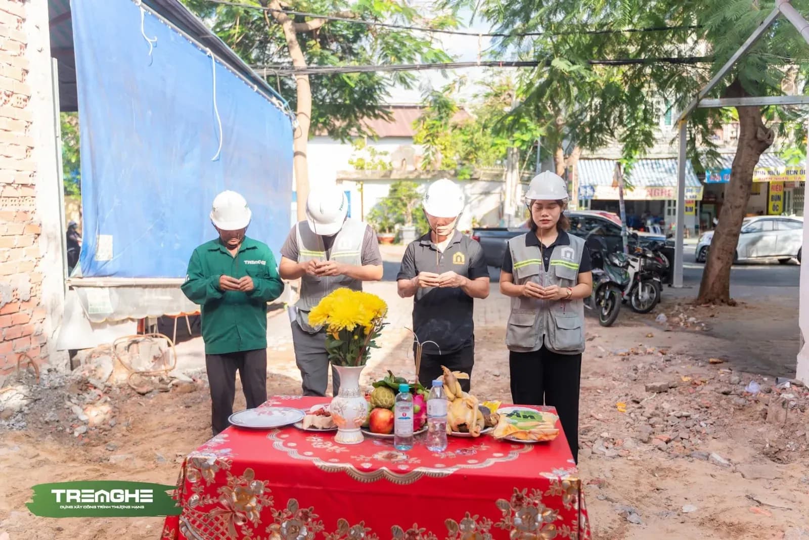 Gia chủ cùng đội ngũ nhân sự thi công thành kính dâng hương trong ngày lành khởi công tổ ấm.