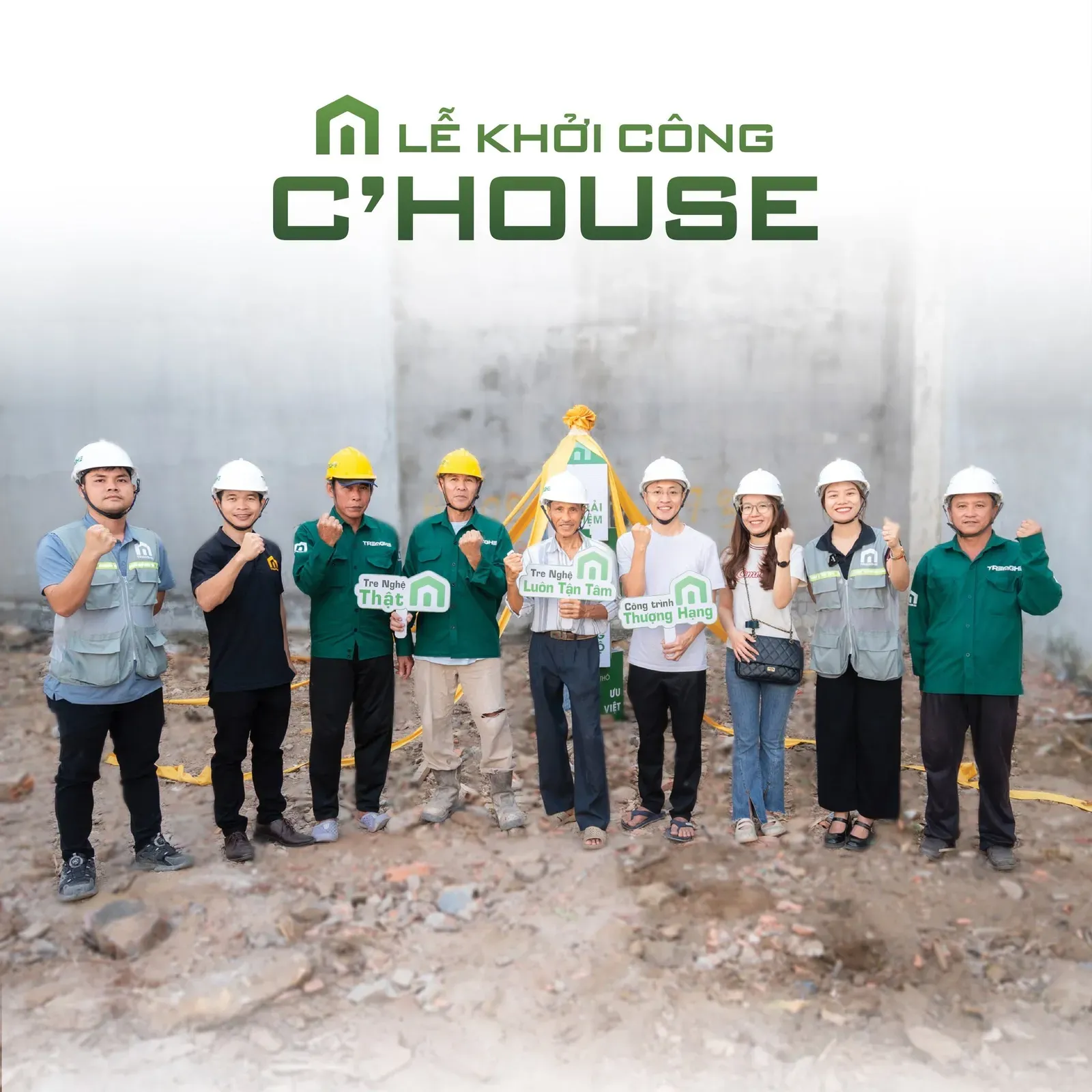 Gia chủ cùng đội ngũ nhân sự thi công thể hiện quyết tâm cao ngay tại khuôn viên công trình H'House.