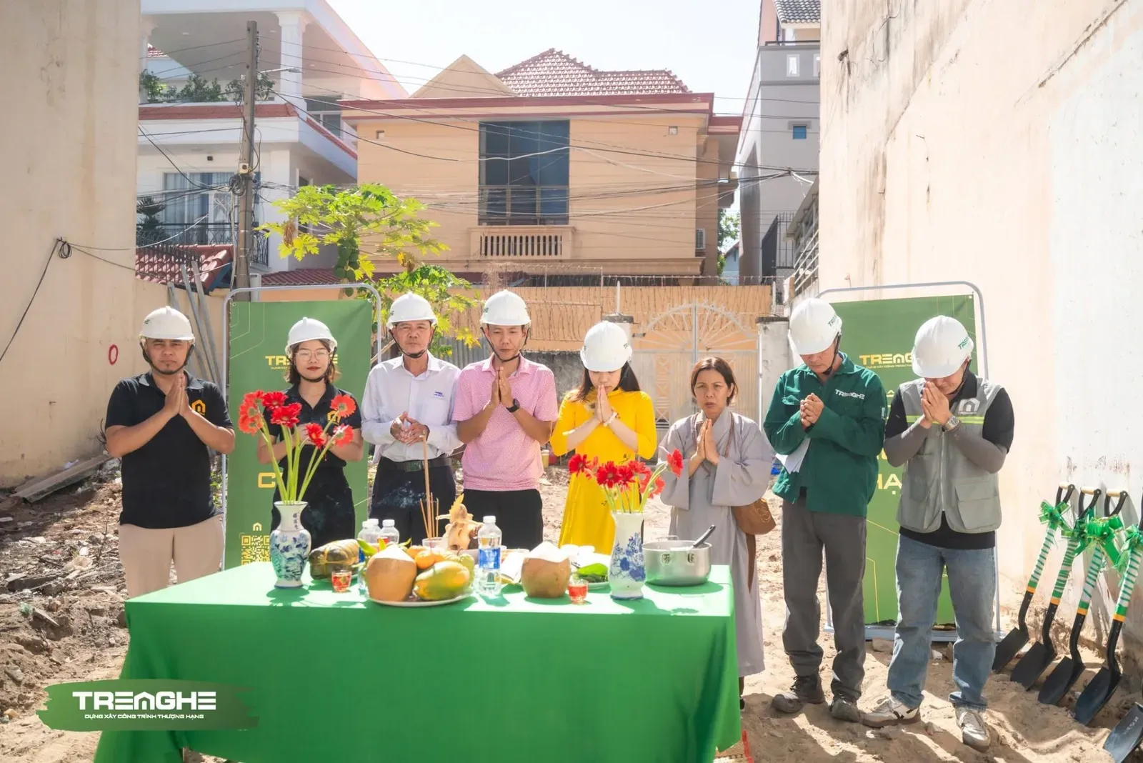 Gia đình chủ đầu tư cùng đội ngũ quản lý kỹ thuật thành kính dâng hương, cầu mong công trình thi công hanh thông.