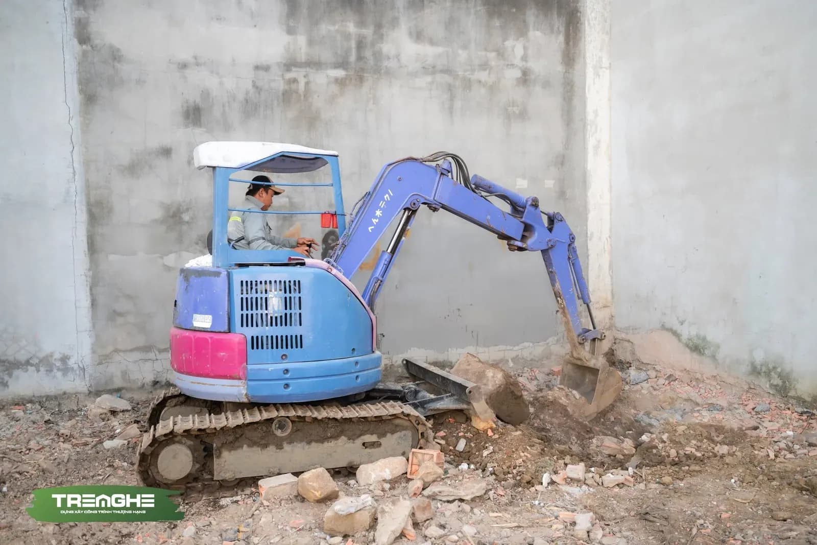 Hạng mục xử lý lớp đất mặt và dọn dẹp xà bần được triển khai nhanh chóng ngay sau lễ khởi công.