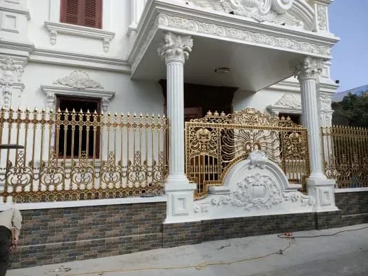 Hàng rào biệt thự nhôm đúc nhũ đồng với hoa văn đối xứng tinh xảo
