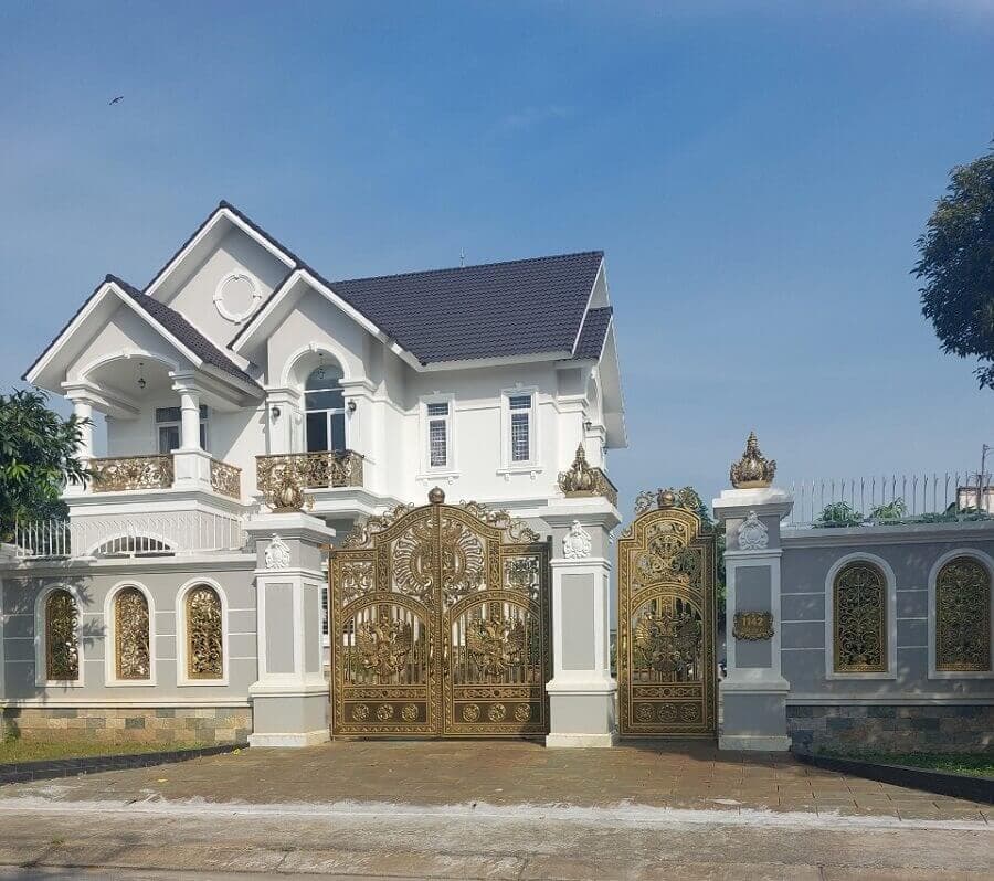 Toàn cảnh mặt tiền biệt thự với hàng rào nhôm đúc cao cấp, thiết kế theo phong cách cổ điển