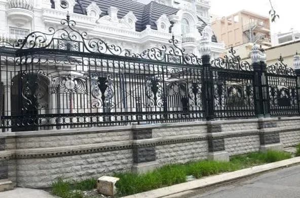 Hàng rào đúc bằng sắt họa tiết cổ điển cho biệt thự