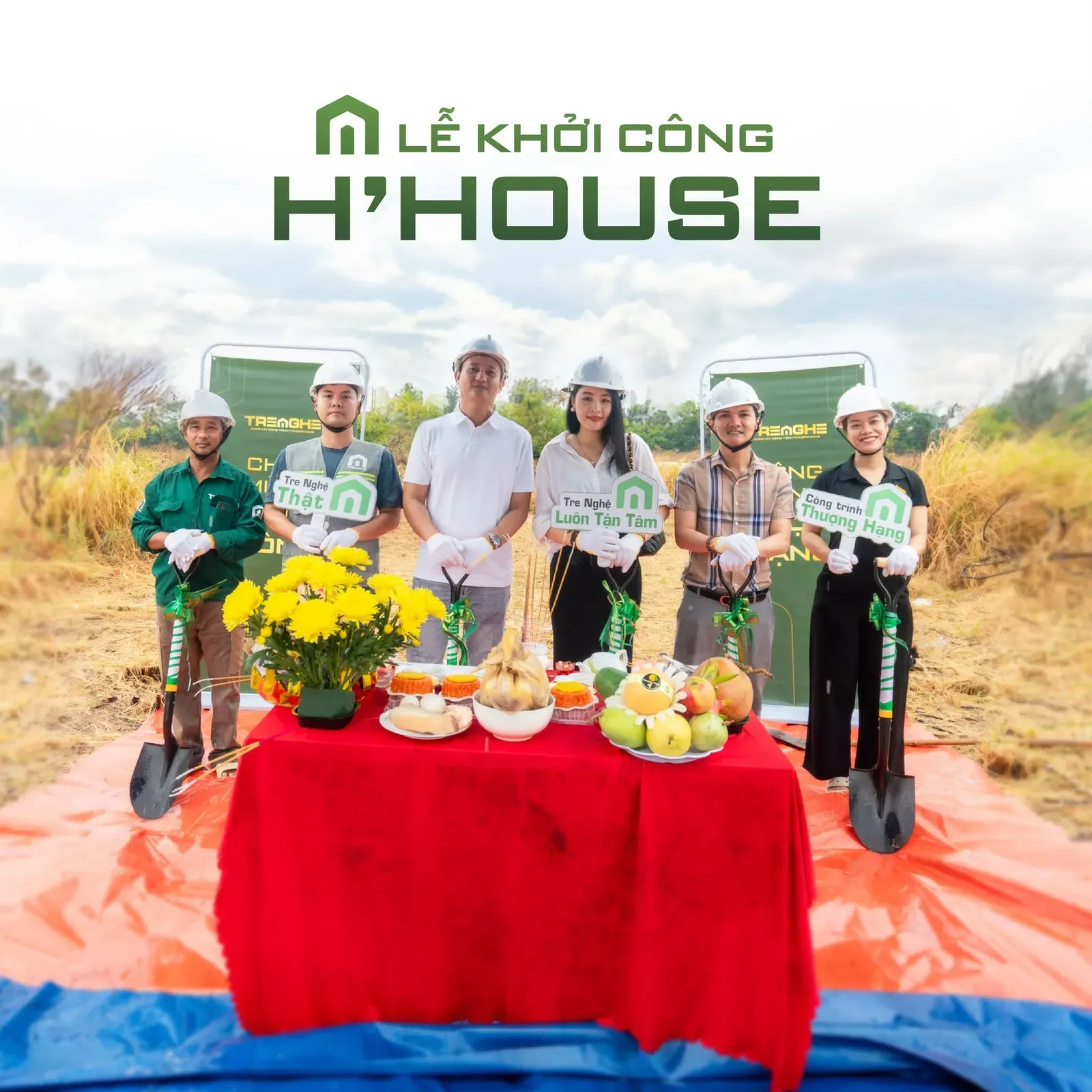 Gia đình chủ đầu tư và đội ngũ nhân sự thi công chụp ảnh lưu niệm ghi dấu ngày khởi công công trình H'House.
