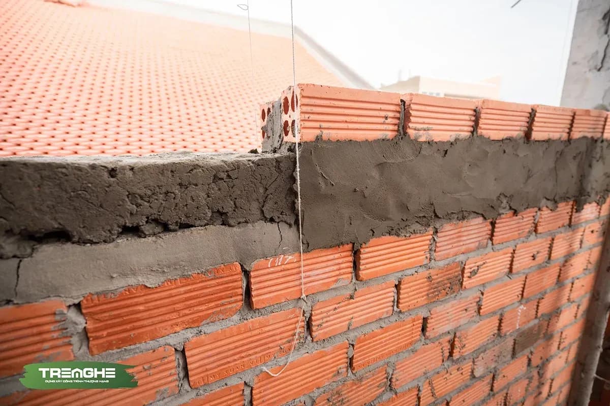 Kết thúc tường gạch bằng cách đổ đà giằng