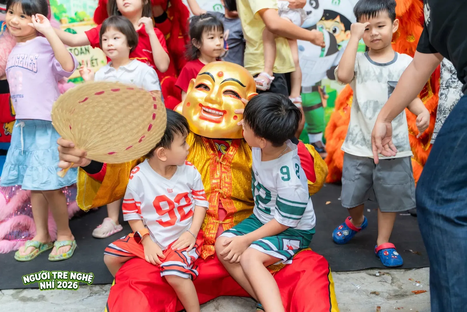 Khoảnh khắc ngộ nghĩnh và đáng yêu khi các bạn nhỏ thích thú quây quần bên Ông Địa vui tính.