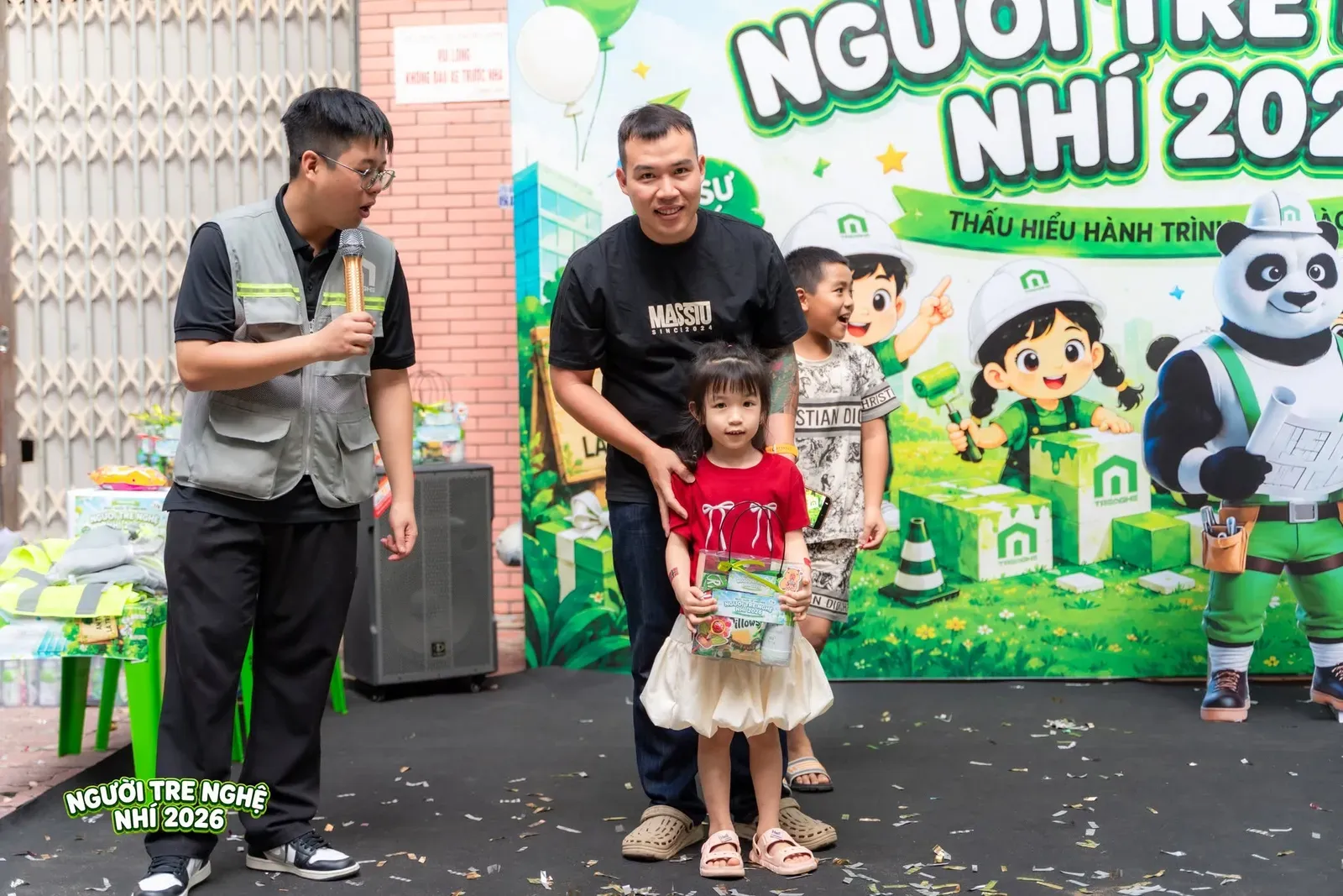 Khoảnh khắc tự hào của bố khi cùng con gái nhỏ ghi lại kỷ niệm đáng nhớ tại ngày hội "Người Tre Nghệ Nhí 2026".