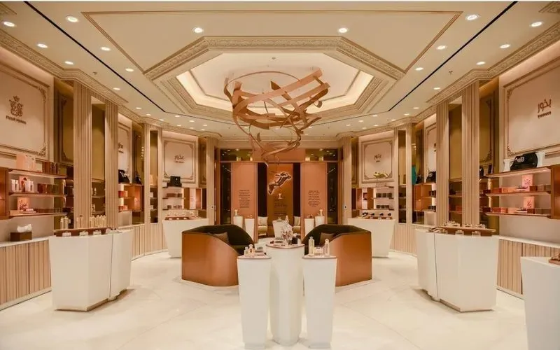 Không gian showroom mỹ phẩm đẹp mê ly với thiết kế trần và vách phào chỉ PU
