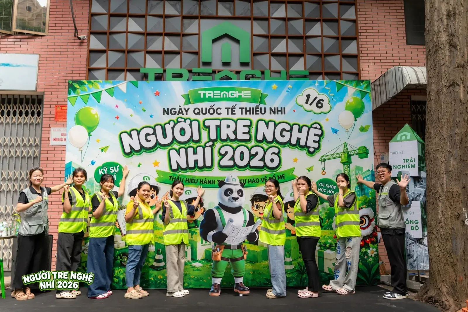 Khu vực sân khấu check-in của ngày hội Người Tre Nghệ Nhí 2026 được chuẩn bị chu đáo trước giờ G