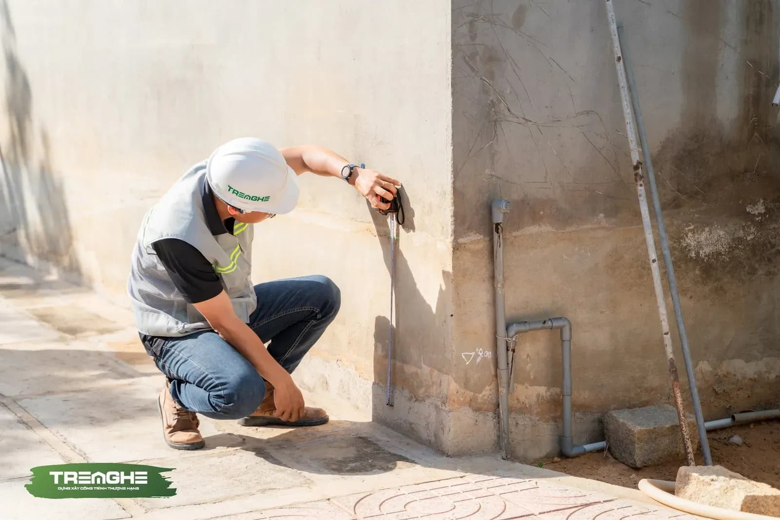 Kỹ sư giám sát tiến hành đo đạc và kiểm tra hiện trạng ranh giới đất trước khi triển khai thi công.