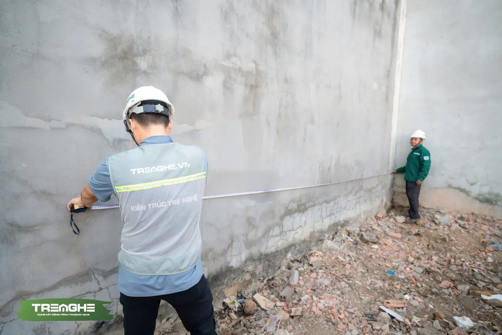 Kỹ sư hiện trường tiến hành đo đạc ranh mốc kỹ lưỡng nhằm đảm bảo khoảng lùi công trình H'House đúng bản vẽ.