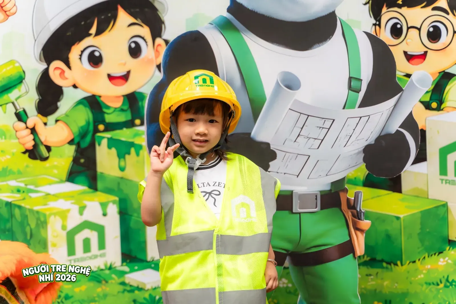 "Kỹ sư nhí" cực kỳ đáng yêu trong bộ trang phục bảo hộ đặc thù, sẵn sàng tinh thần khám phá thế giới công việc của ba mẹ.