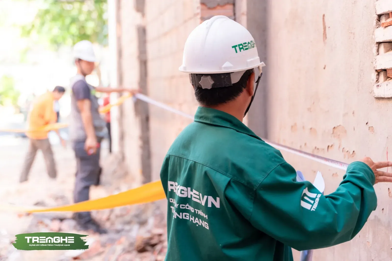 Kỹ sư thi công tiến hành kéo thước đo đạc hiện trạng khu đất để phục vụ cho giải pháp ép cừ Larsen.